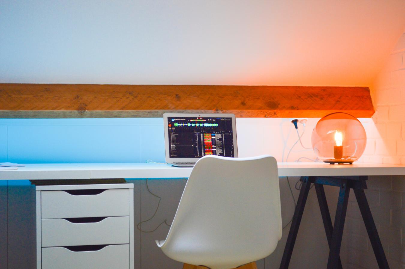 Bilden visar ett arbetsrum med skrivbord och dator
