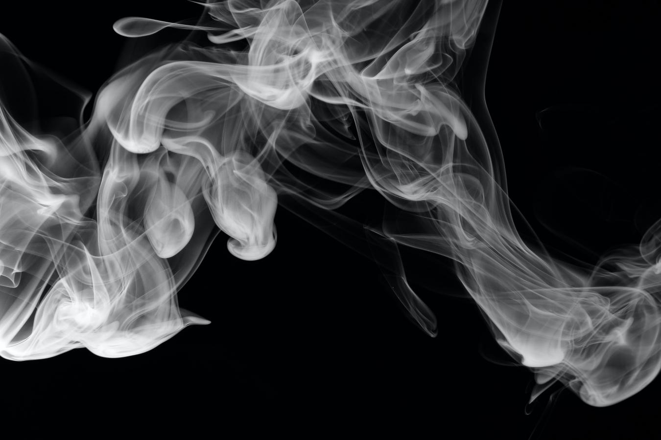 Bilden visar en rökslinga mot svart bakgrund